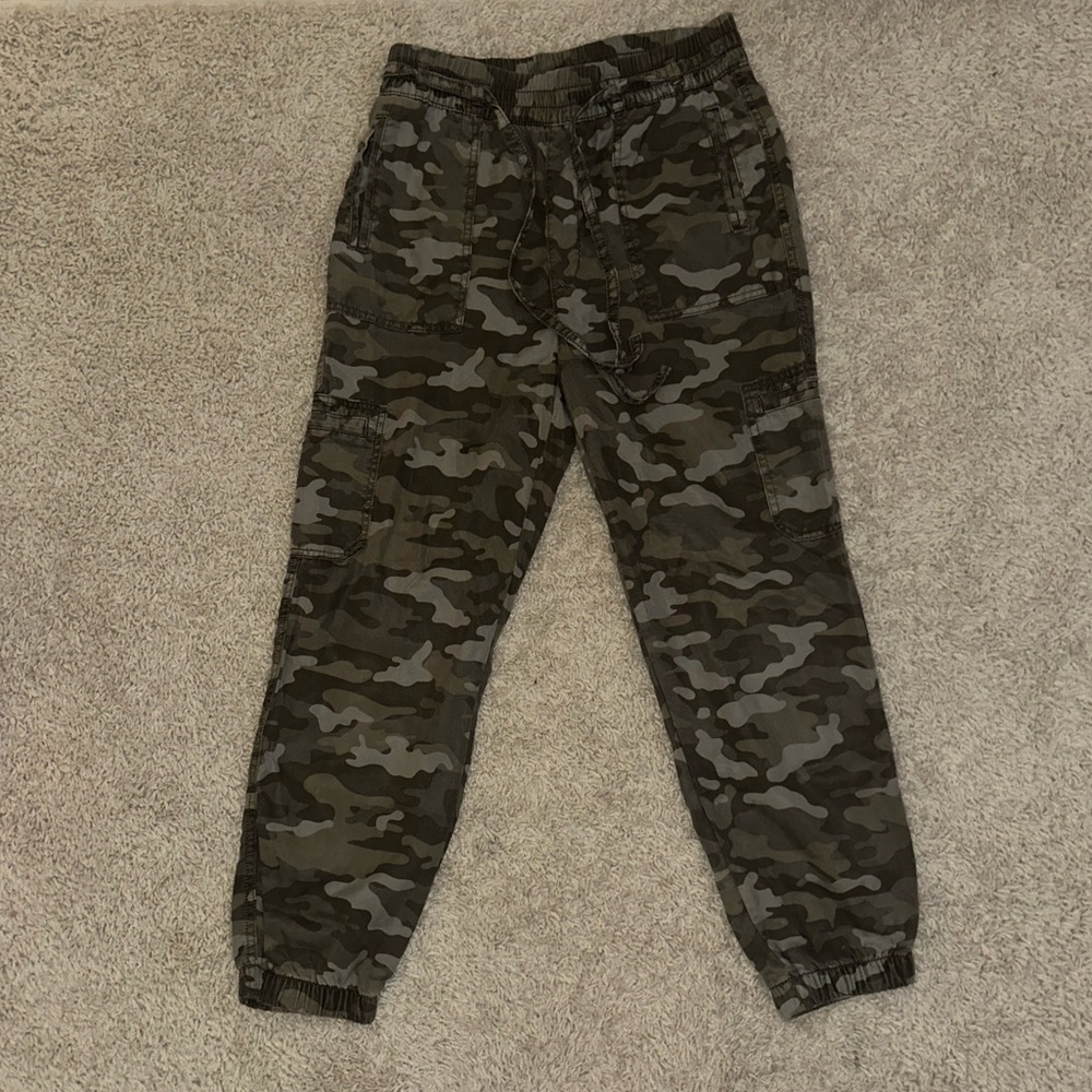 American Eagle Outfitters Camouflage Cargo Pants size medium